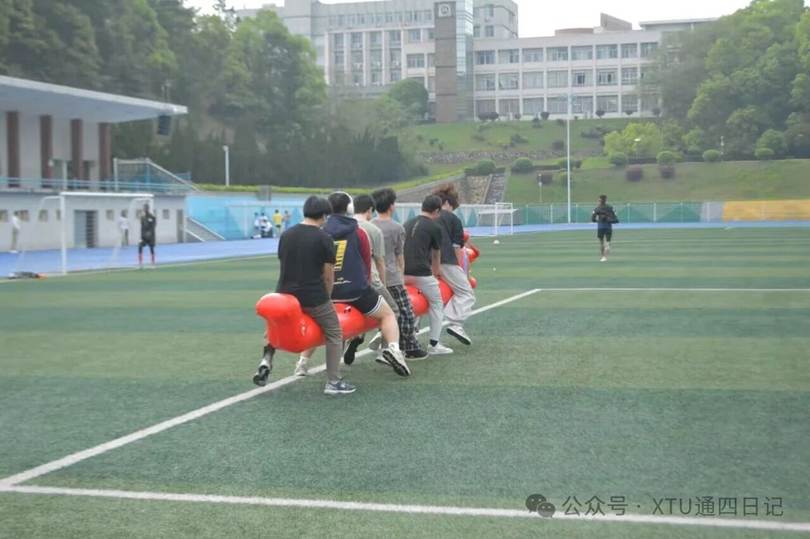 图4 旱地龙舟